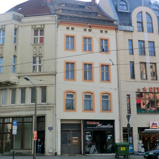 Wohnhaus in geschlossener Bebauung, mit Laden mit Original-Jugendstilkacheln Demianiplatz 15