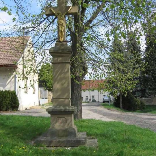 Boží muka ve středu Vykáně naproti pomníku padlým