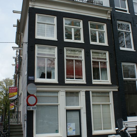 Hoekhuis met voorgevel onder rechte lijst met consoles en zijstoep met leuning