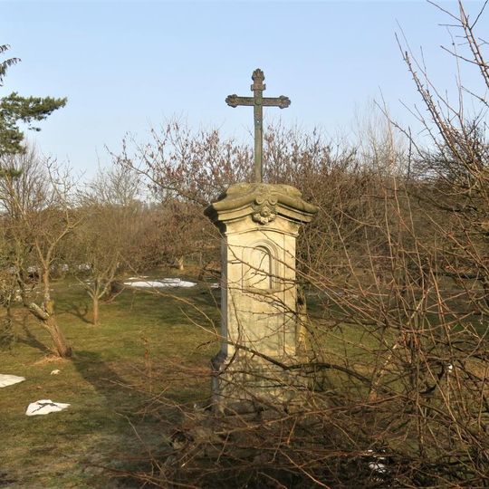 Kříž v zahradě domu 145 ve Zdislavě