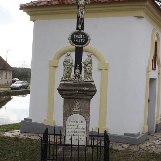 Kříž u kaple sv. Jana Nepomuckého v Třesově
