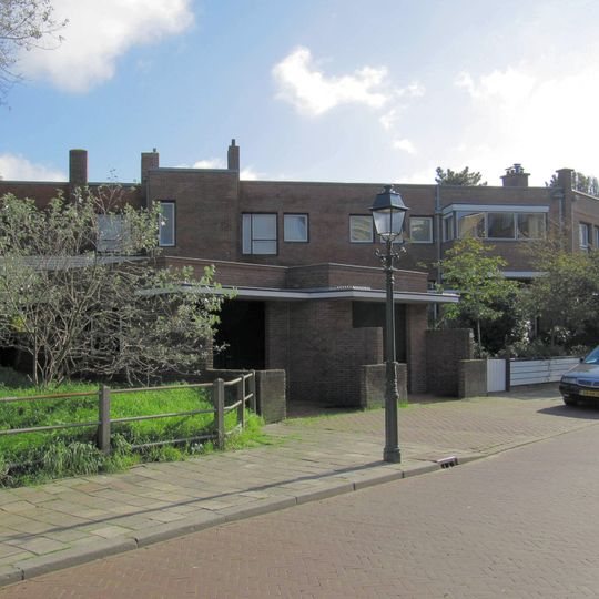Woningblok van vier aaneengebouwde herenhuizen