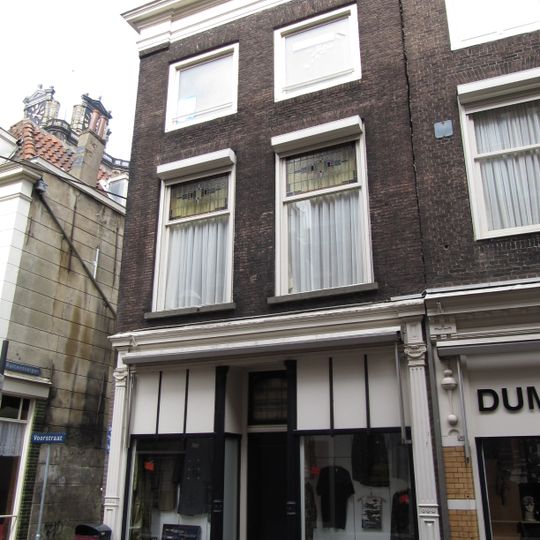 Hoekpand Ruitensteiger met eenvoudige lijstgevel, lijst verkropt. Gevel aan de Voorstraatshaven gepleisterd