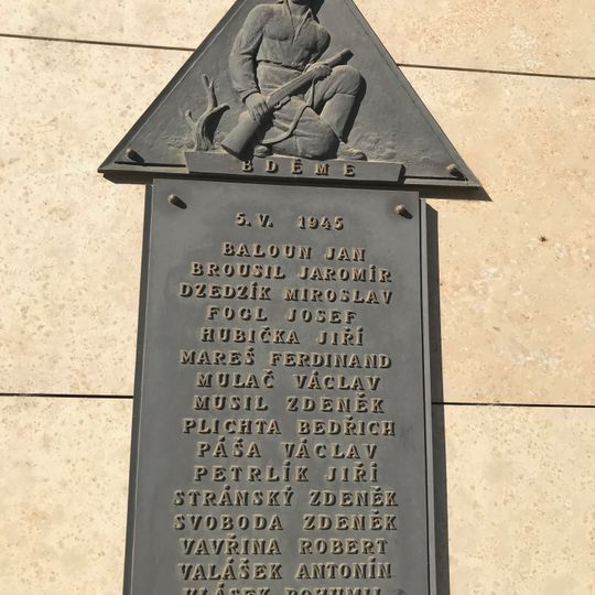 Pamětní deska obětem 5. 5. 1945 na budově Budějovická 64/5 v Praze