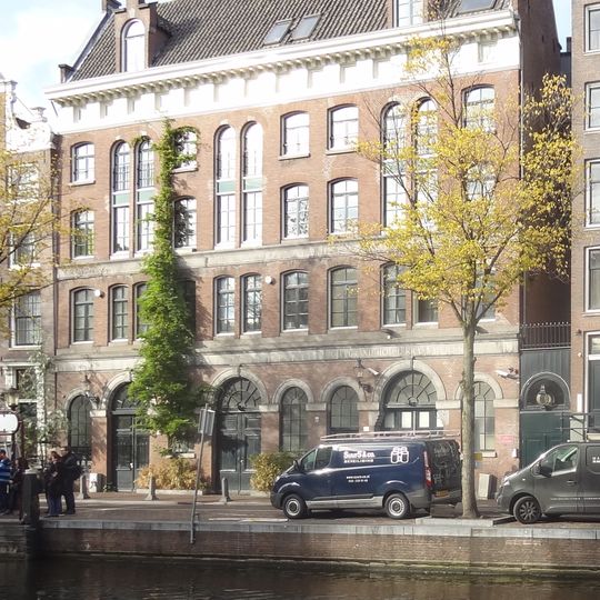 Pand met gevel onder rechte lijst met enorme maskerconsoles