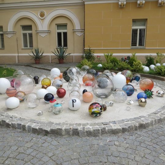 Plastika Pocta sklářům na zámeckém nádvoří ve Světlé nad Sázavou