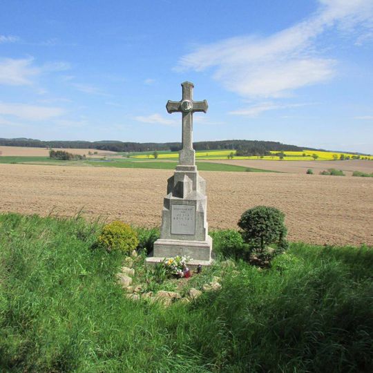 Kříž u silnice mezi Švábovem a Horní Cerekví nad Švábovským potokem