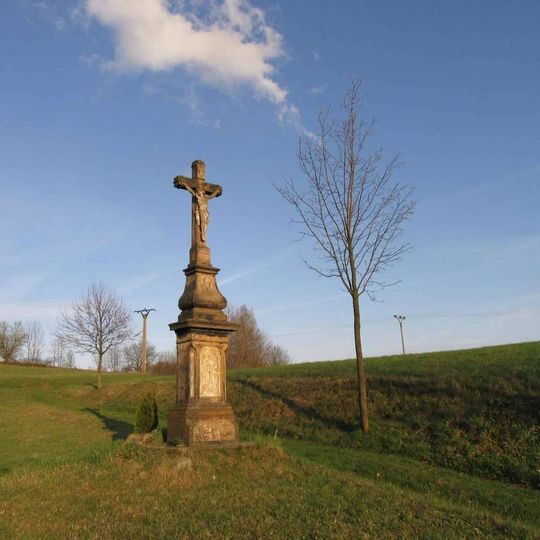 Kříž v Horních Studénkách u pěšiny