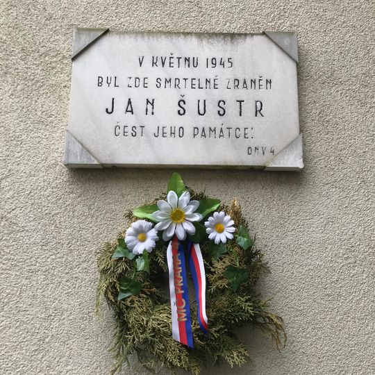 Pamětní deska Jana Šustra na domě Na nivách 1051/20 na Kačerově