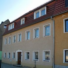 Wohnhaus in halboffener Bebauung, Sandstein-Türstock mit Schlussstein Alte Bergstraße 10