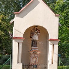 Kaplička s kamenným pilířem se sochou svatého Jana Nepomuckého