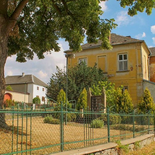 Pomník padlým v Paloníně na návsi