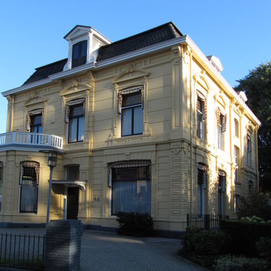 Herenhuis gebouwd als dokterswoning met aangebouwde praktijk