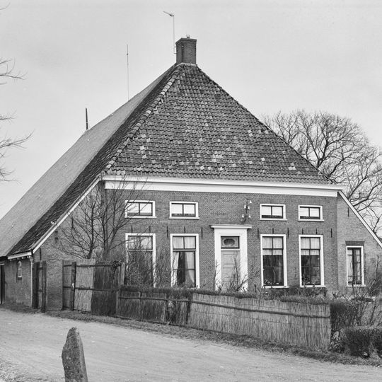 Grote stelpboerderij met omlijste ingang en als risaliet uitgemetselde voorgevel met zaadzoldervensters