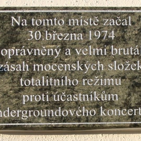 Pamětní deska rozehnání  koncertu