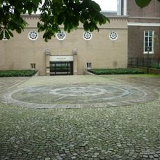 Monument in de tuin van de Raad van State