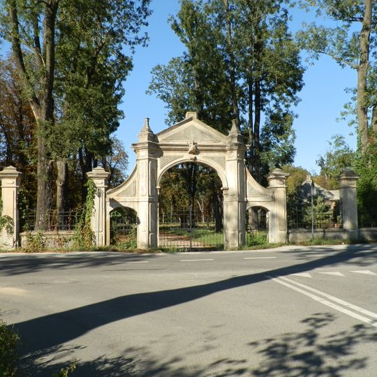 Brama wjazdowa z ogrodzeniem