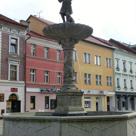 Kašna se sokolníkem