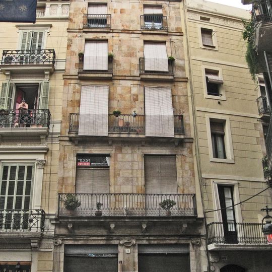 House in plaça del Regomir, 2