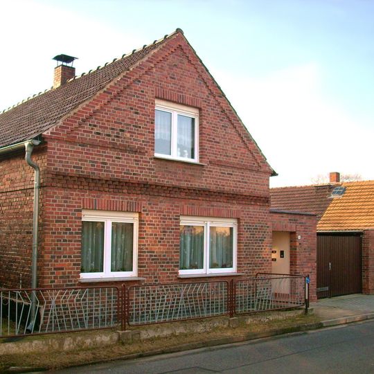 Bauernhof mit Wohnhaus, Scheune und Hofmauer mit Pforte Kastanienweg 3