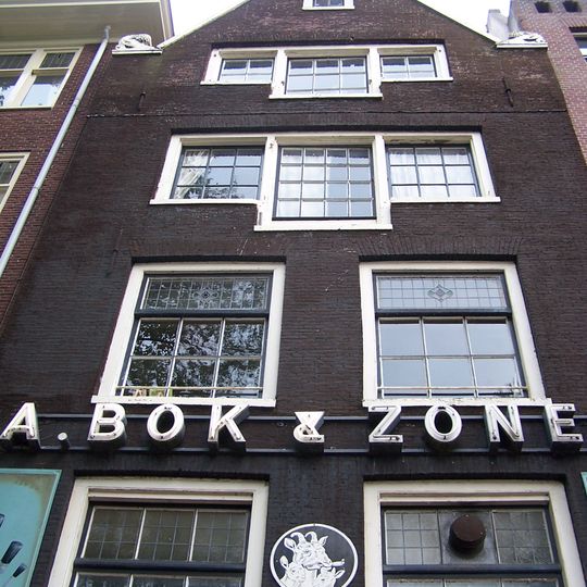 Pand met puntgevel met gebogen afdekking op het halsje