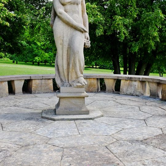 Lidická žena s růží