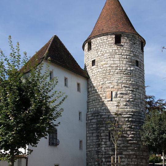 Courtine tower and ramparts