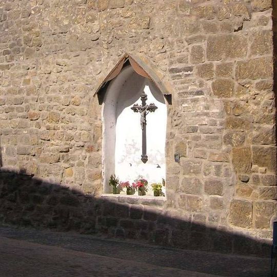 Kříž na domě v Úštěku