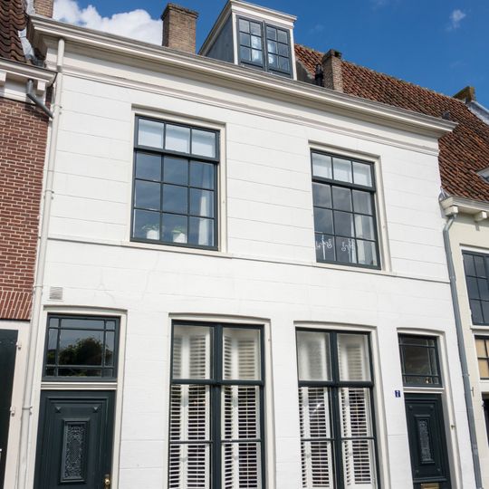 Huis met lage gepleisterde lijstgevel