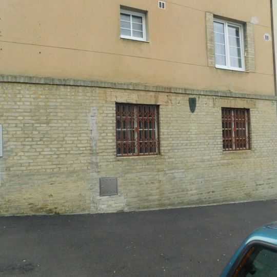 Pamětní deska Ladislava Slezáka na domě Vodňanského 708/3 na Břevnově