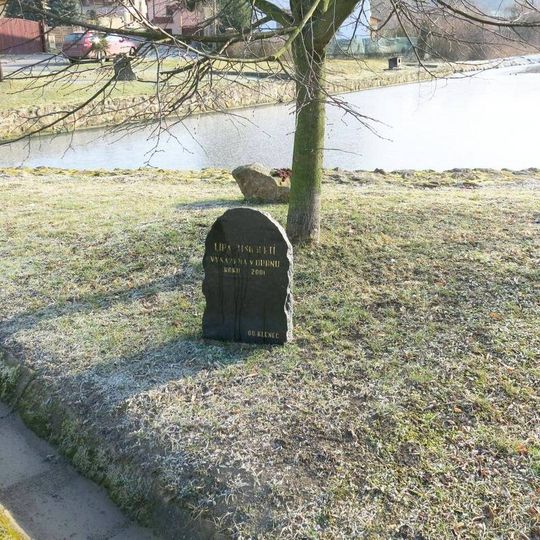 Pomník tisíciletí u rybníka v Klenči