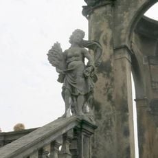 Socha Ceres na horní balustrádě glorietu v Růžové zahradě zámku v Děčíně