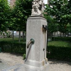 Waterpomp met standbeeld Marie met Kind
