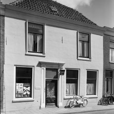 Brede, gepleisterde lijstgevel