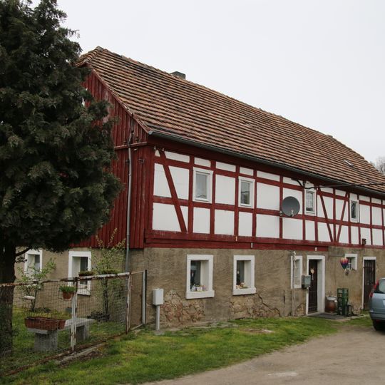 Wohnstallhaus, Scheune und angebautes Seitengebäude eines Dreiseithofes An der Hohle 6