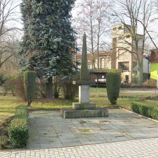 Pomník osvobození v parku v Lobendavské ulici v Dolní Poustevně