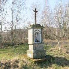 Kříž na podstavci s malbou svatého Václava ve výklenku