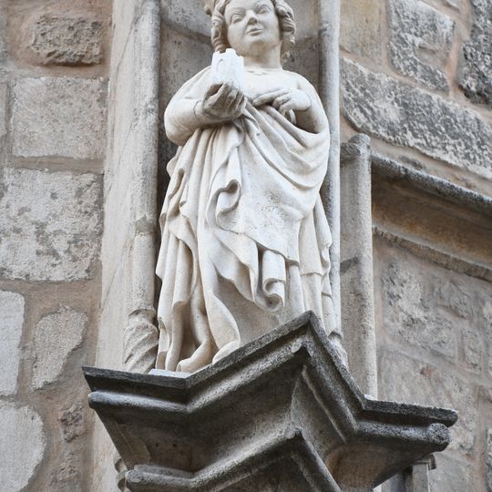 Pravá socha světice na fasádě katedrály na Petrově