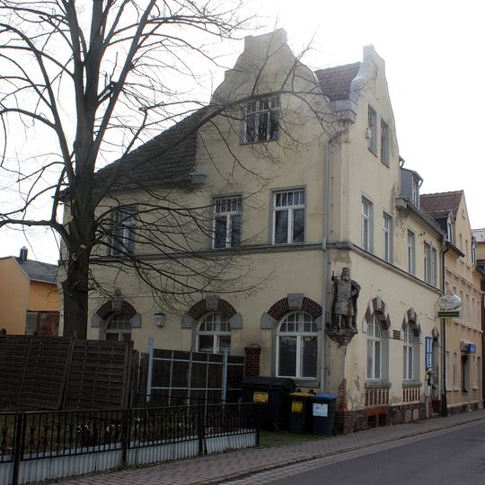 Wohnhaus in halboffener Bebauung, mit Gaststätte Rathausstraße 3