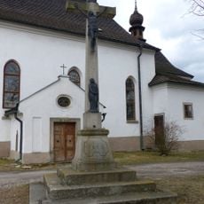 Kříž v Českém Rudolci před kostelem