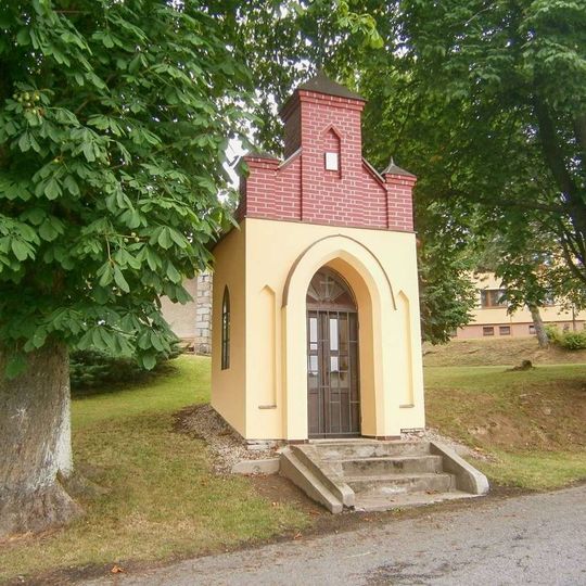 Kaplička v Drozdově ve středu obce