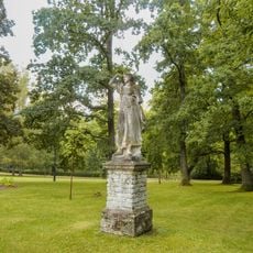 Socha v Sobotíně v zámeckém parku