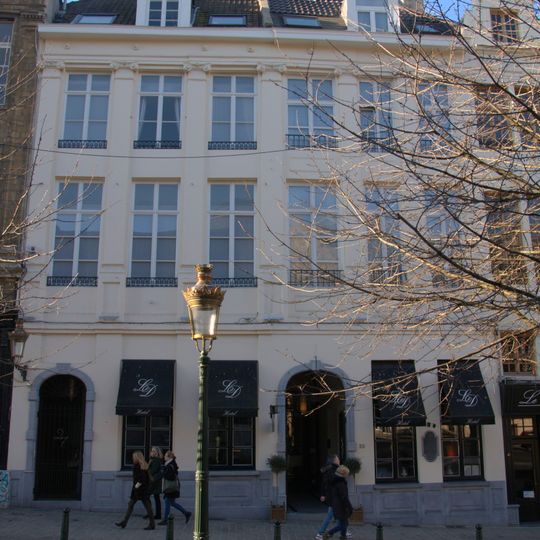 Ensemble de trois maisons traditionnelles