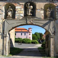 Sochy nad bránou do zámku Velký Újezd