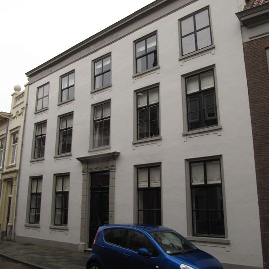 Huis met empire lijstgevel, ingang met geblokte pilasters en kroonlijstje met triglyphen