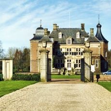 Hoofdinrijhek, muren en hekken