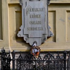 Ev. cintorín Kozia brána, náhrobník s mrežovou ohradou