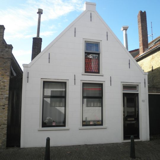 Pandje onder laag zadeldak tussen gepleisterde puntgevels