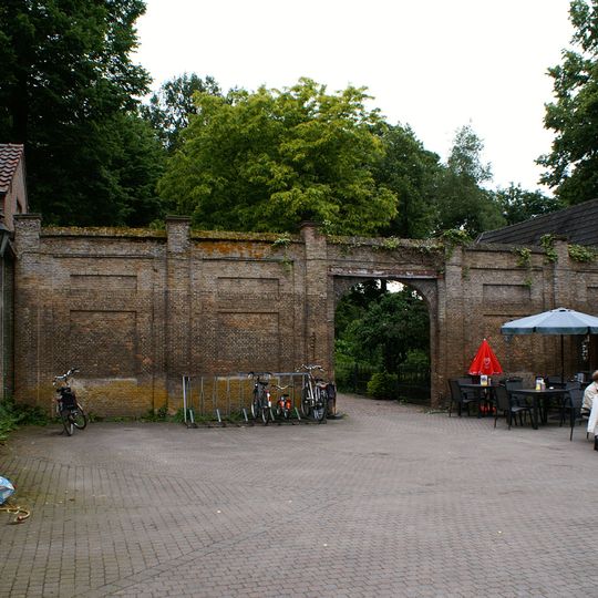 Haanwijk: dienstgebouwen, stal en muren