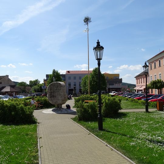 Plastika na náměstí Jana Heřmana v Neveklově